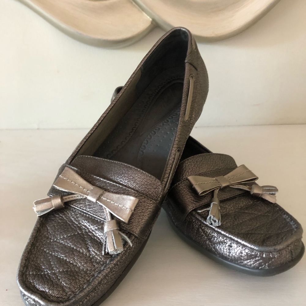 Trotters Metallic Bronze Bow Tassel Loafers